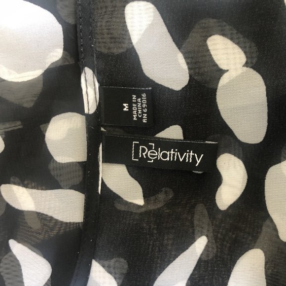 RELATIVITY  BLACK WHITE SLEEVELESS BLOUSE  SIZE M - Picture 2 of 4